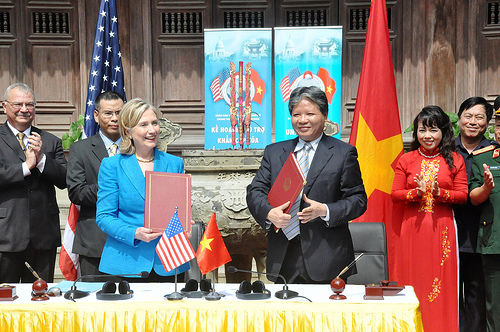 Clinton issues vague pledge on Vietnam’s Agent Orange legacy