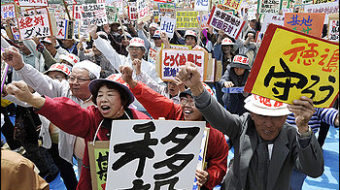 90,000 protest U.S. base in Okinawa