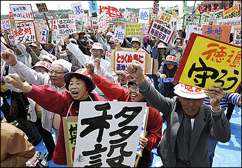 90,000 protest U.S. base in Okinawa
