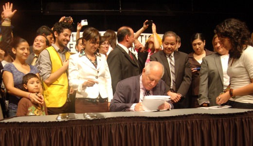 Illinois governor signs state DREAM Act into law