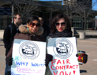 Graduate workers at UIC rally