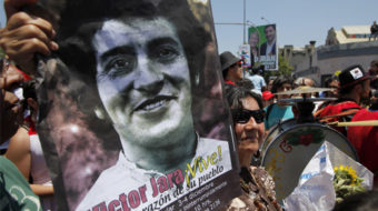 Thousands pay homage to Victor Jara