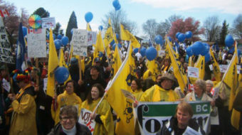 2,000 rally for union rights on U.S.-Canada border