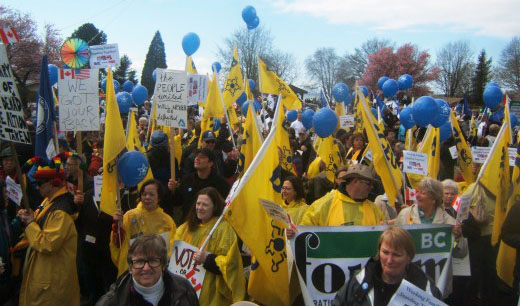 2,000 rally for union rights on U.S.-Canada border