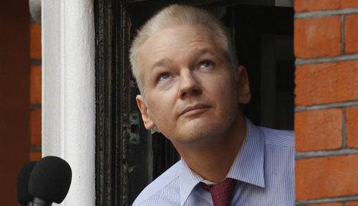 Secret-spiller Assange appears in public