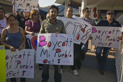 Mexican supermarket workers and union condemn E-Verify