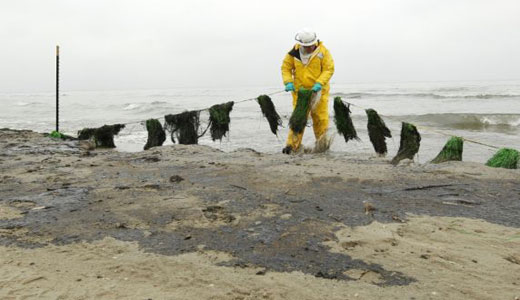 Texas oil spill worsens as it travels down coast