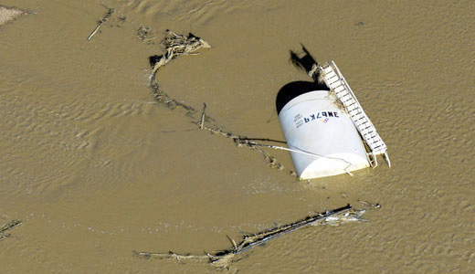Oil-tarnished land left in wake of Colorado flood