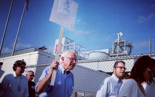 Sanders addresses and marches with Verizon picketers