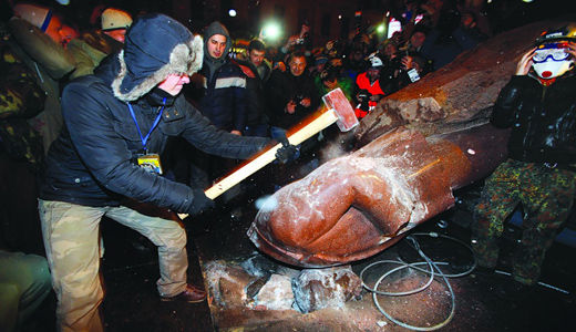 Ukraine:  Knocking down the Lenin statues