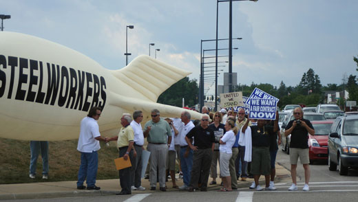 Steel union rallies at Omnova headquarters