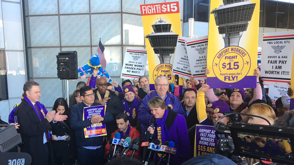 Hundreds of Chicago airport workers join Fight for $15 action