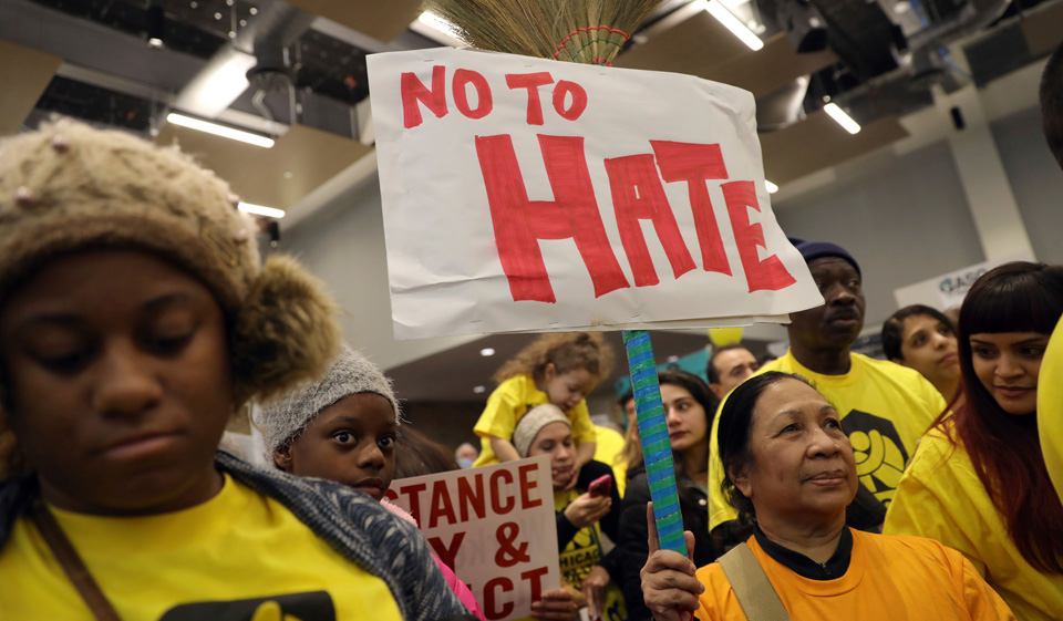 Chicago strengthens its defense of immigrants amid raids