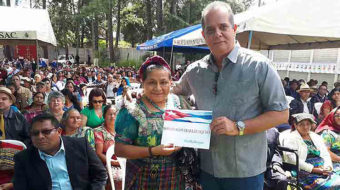 Rigoberta Menchú hace voto simbólico contra el bloqueo