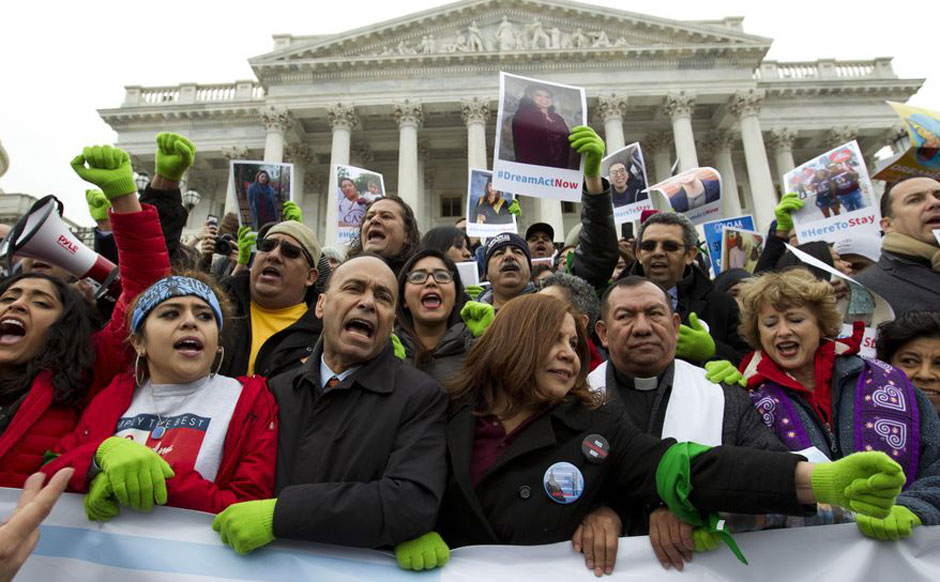 Shutdown looms as government workers and Dreamers descend on Congress