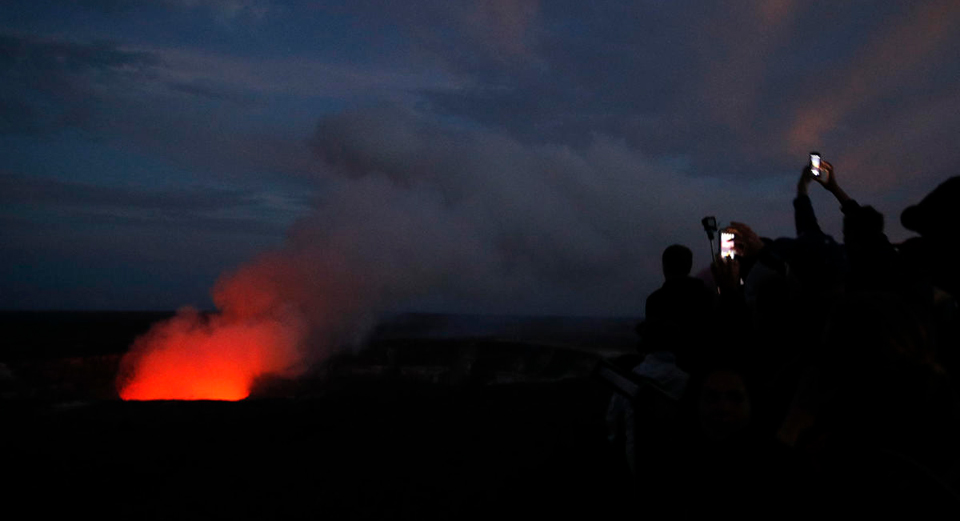 Hawaii volcano spews huge cloud of ash
