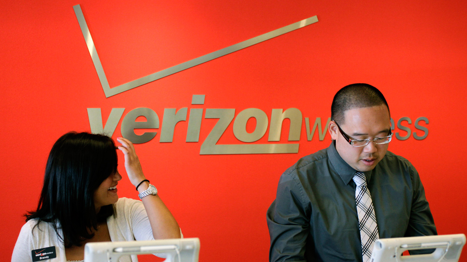 34,000 Verizon union workers to vote on new 4-year pact