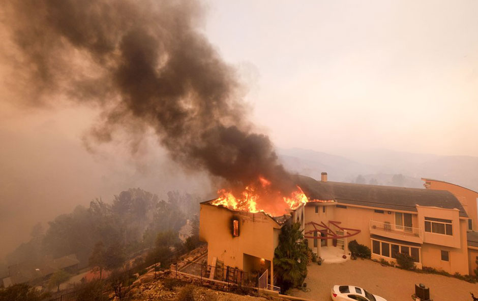 California wildfire pushes toward Malibu, Pacific Ocean