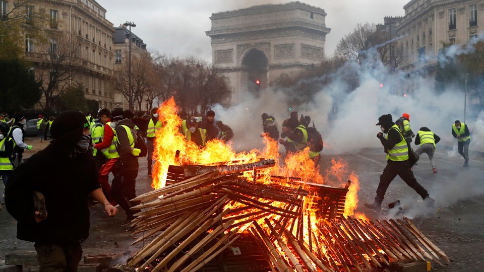 “Revolution” sweeps France; people demand Macron resign