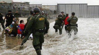 Arrestan a 32 manifestantes en la frontera de San Diego