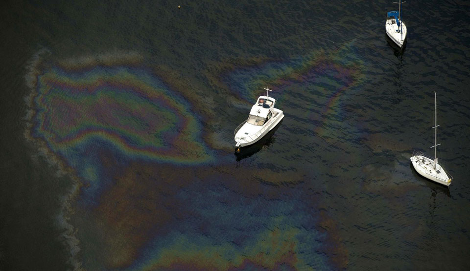 60,000 liters of oil spills from pipeline into Brazilian bay