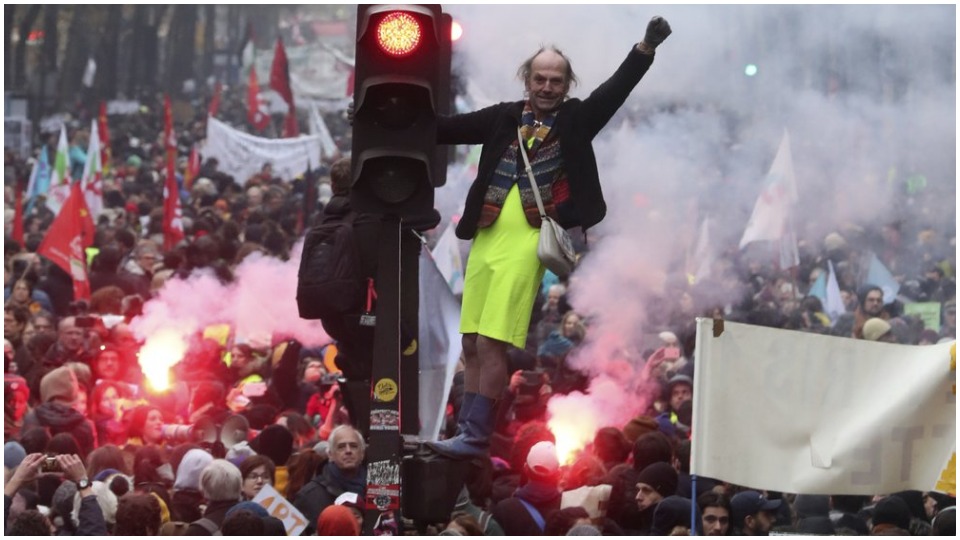 Workers shut down France over Macron pensions and retirement attacks