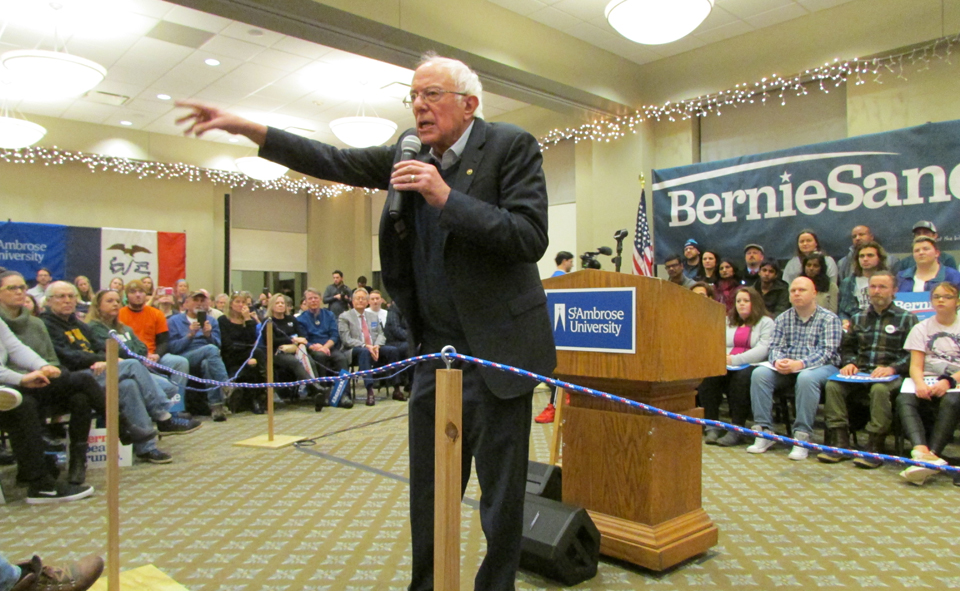 In the Iowa caucus homestretch, Sanders takes aim at Trump