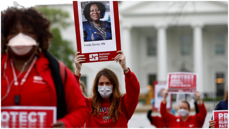 Nurses read names of 50 dead colleagues at White House protest