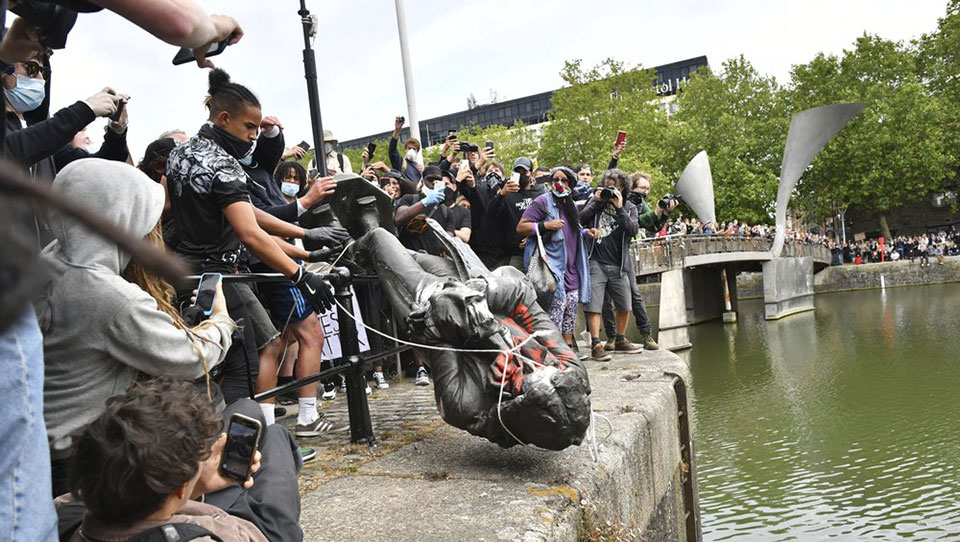 Racist monuments fall: Watery end for slave trader statue in UK