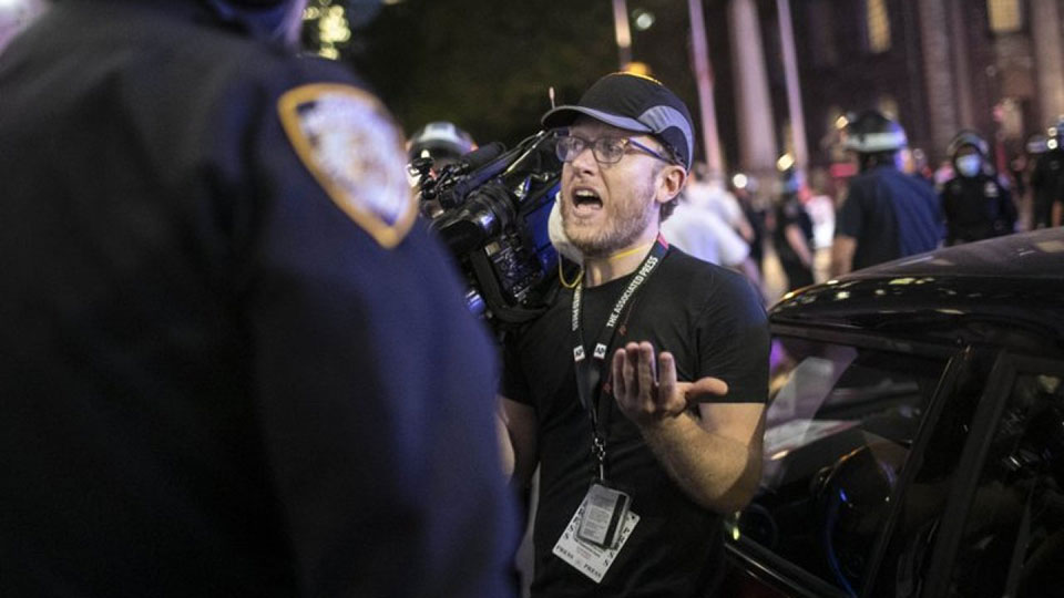 After attacks by police, journalists fight to defend First Amendment ...