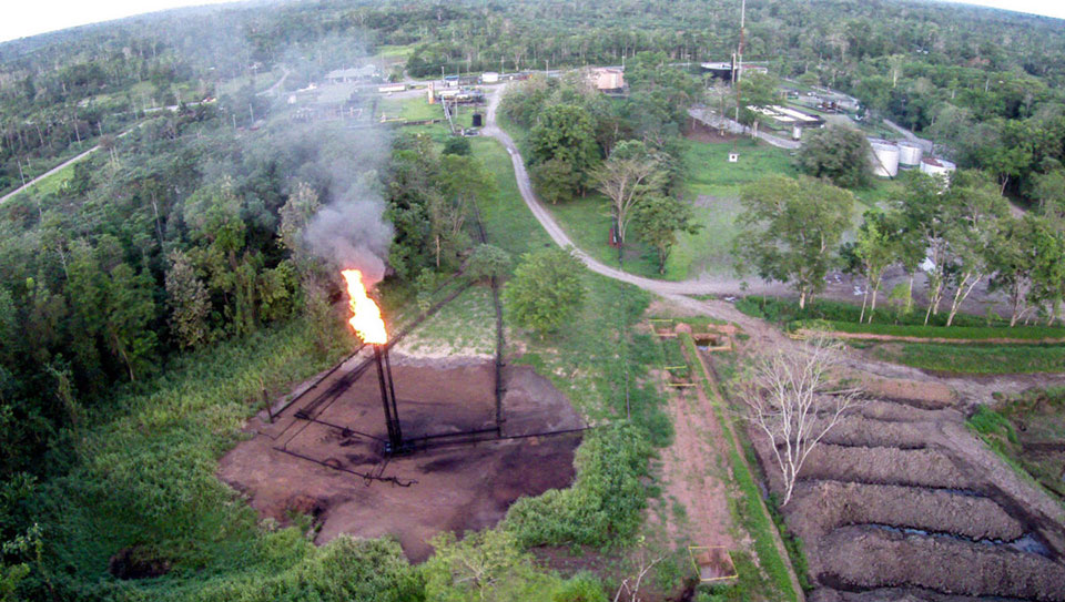 La justicia ecuatoriana exigió eliminar la quema de gas de la actividad petrolera en la Amazonía