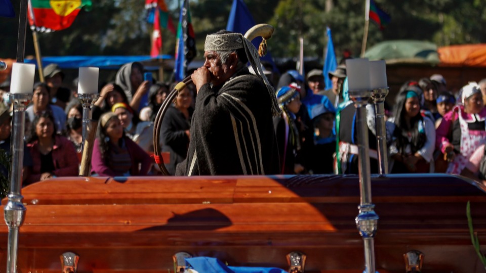 Pueblo mapuche sitiado por militares chilenos; genocidio siendo acusado
