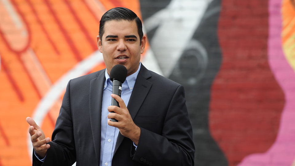 El alcalde de Long Beach, Robert García, busca un escaño en el Congreso de California