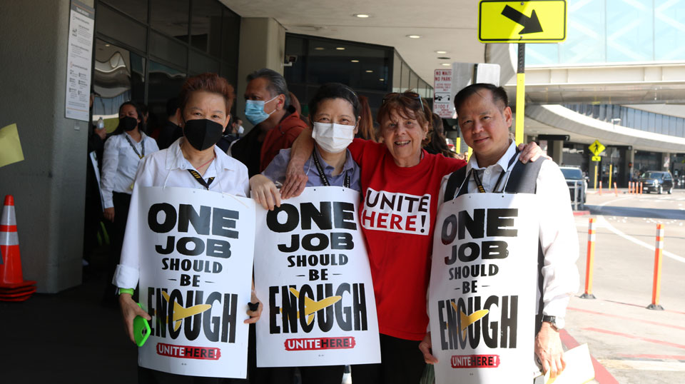 San Francisco Airport fast food workers win raises, better health care