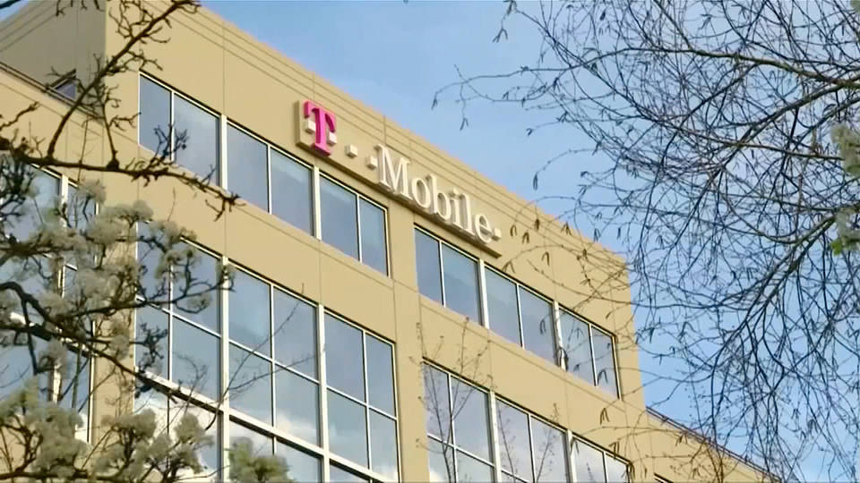 Pay cuts push 300 T-Mobile customer service reps to form union