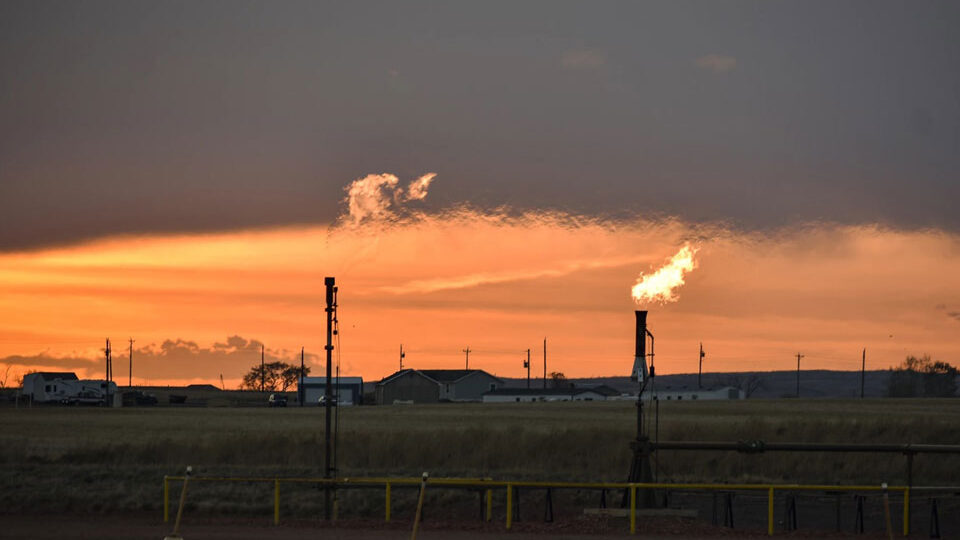 Biden propone nueva regla que reduce las emisiones de metano en tierras indígenas