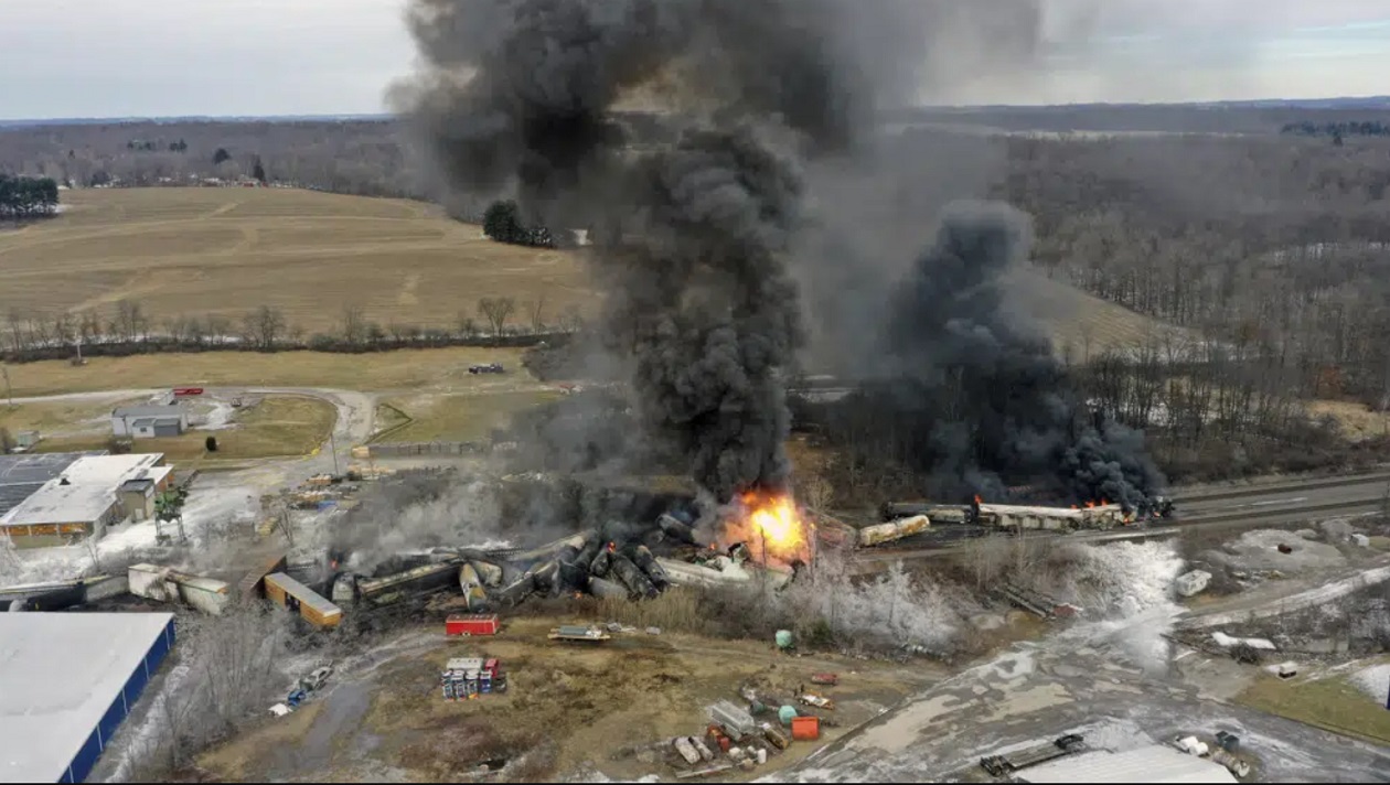Reducción de costos en el ferrocarril provocó un incendio en Ohio