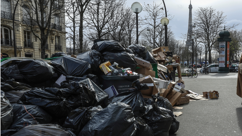 Paris sanitation workers suspend strike, will clear garbage to make protesting easier