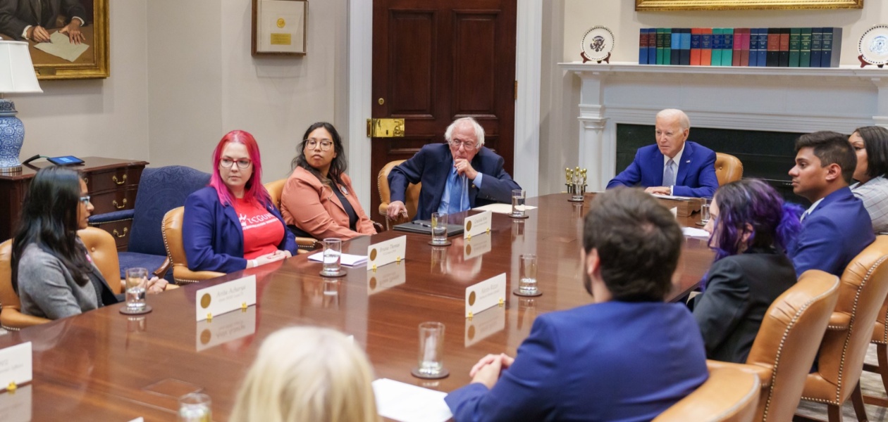 Jóvenes organizadores hablan de sindicatos con Biden y Bernie en la Casa Blanca