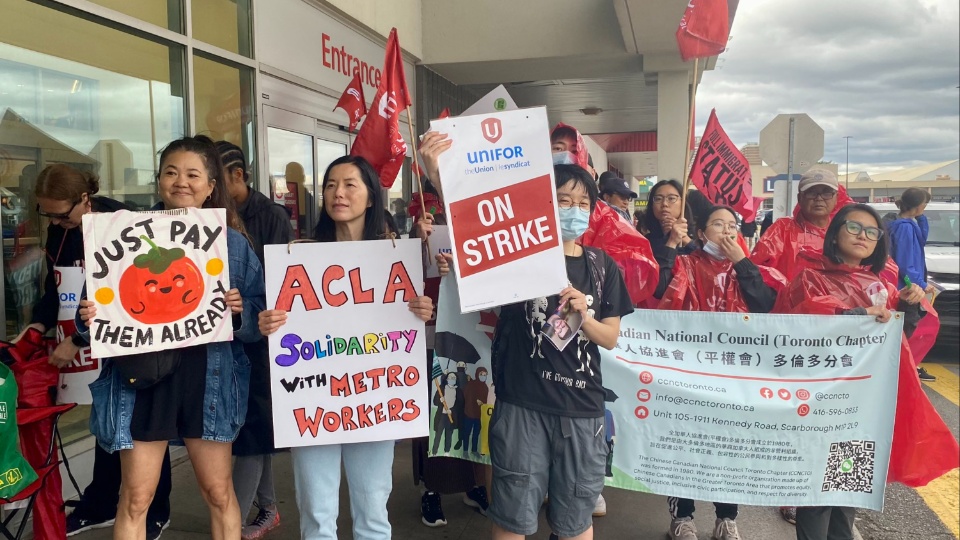 Toronto grocery workers strike for living wage, turning down union-approved  contract – People's World