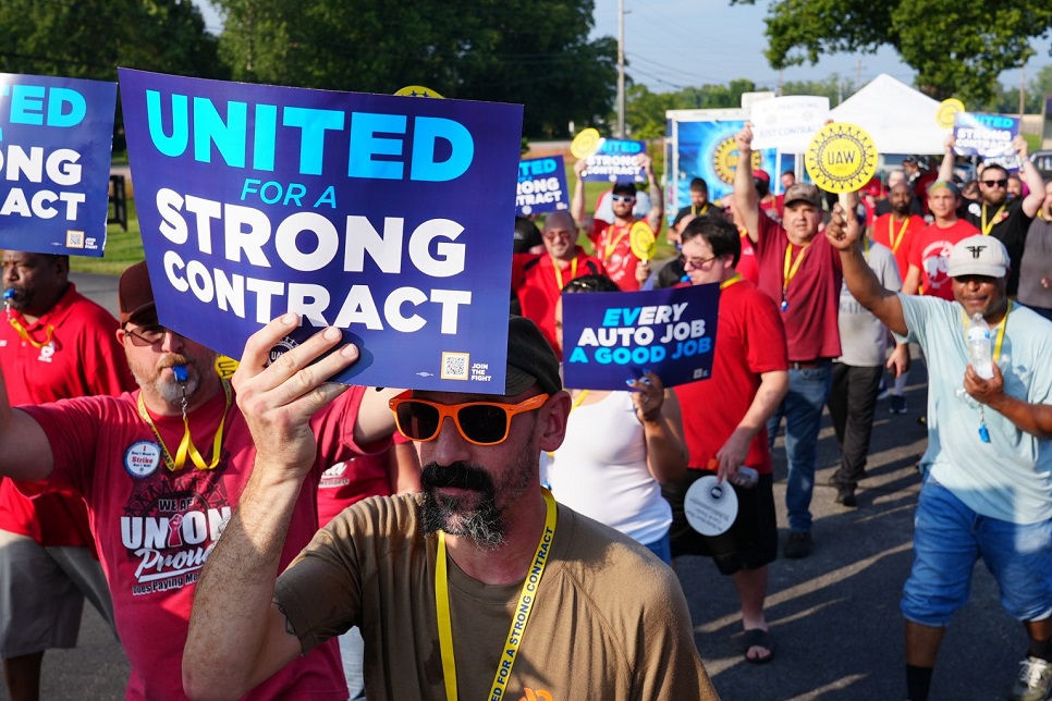UAW members at Detroit 3 overwhelmingly OK strike