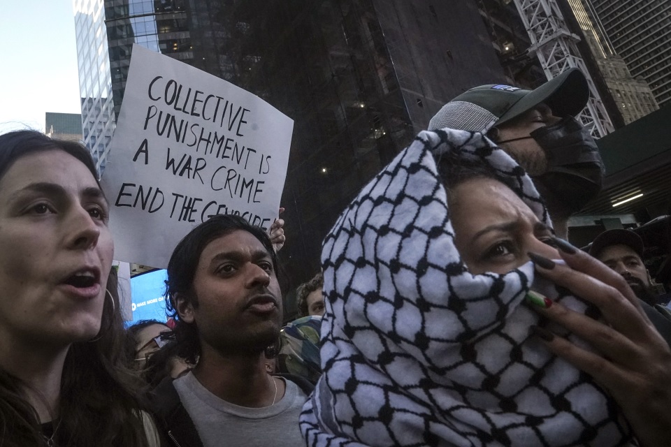 Thousands fill Times Square in support of Palestinians