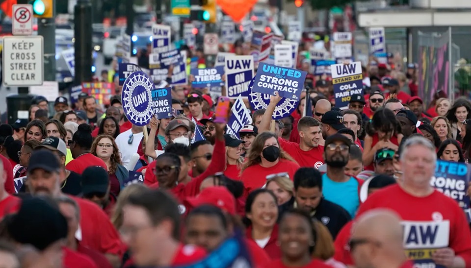 33 Senators demand 13 non-union auto firms stop union-busting