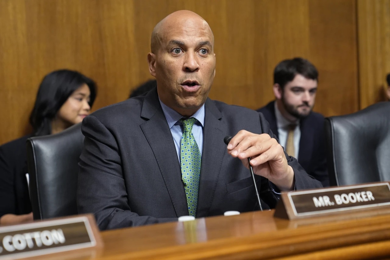 Exposing Trump record, Sen. Cory Booker says, “I know this guy”