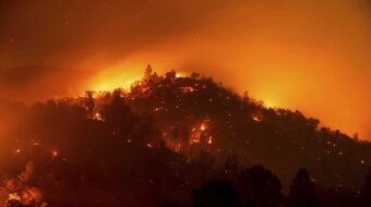 Los bomberos avanzan contra los incendios forestales de California