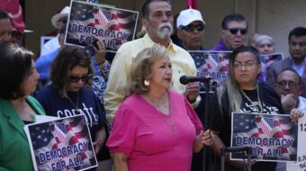 Diputados de Texas aterrorizan a activista de registro de votantes latina de 87 años