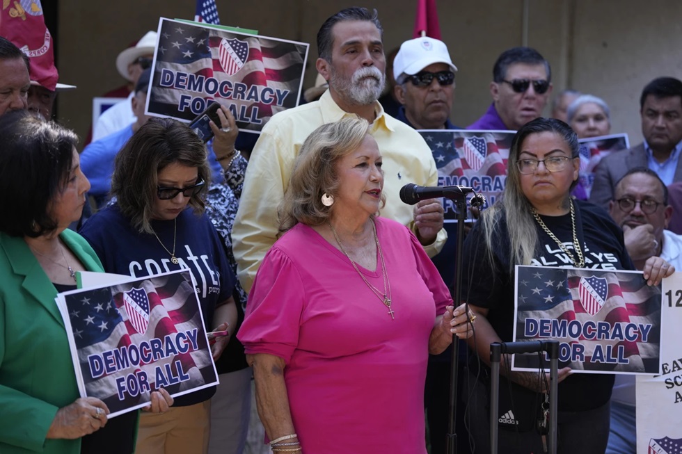 With guns drawn, Texas deputies terrorize 87-year-old Latina voter registration activist