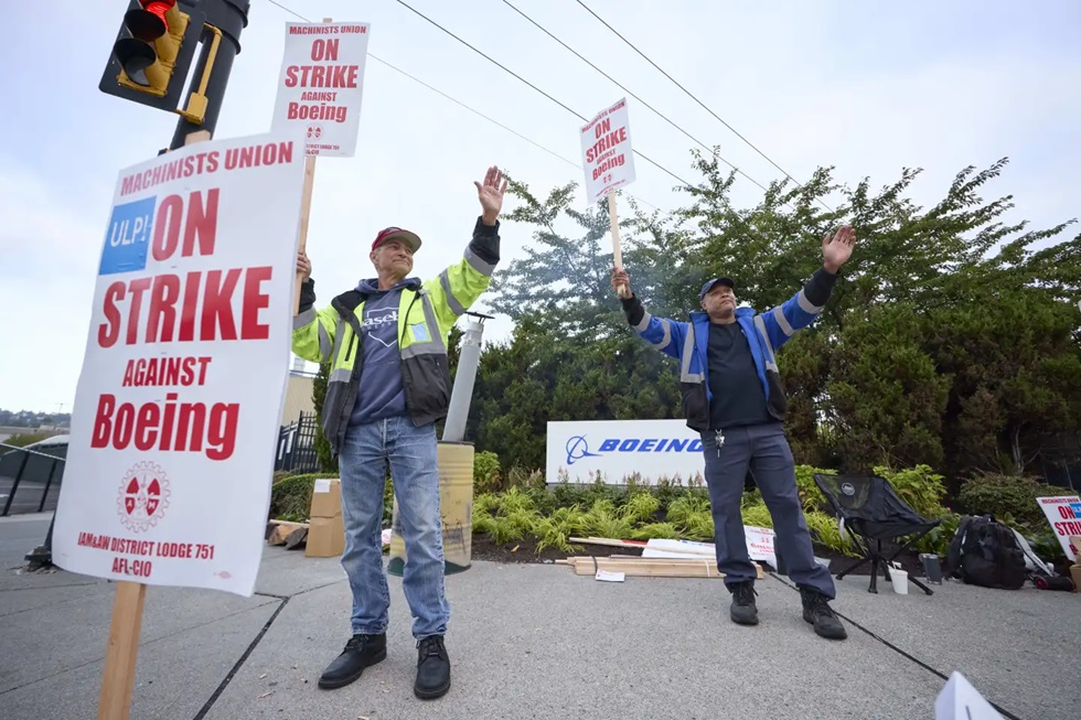 Machinists’ Boeing workers overwhelmingly reject pact, go on strike