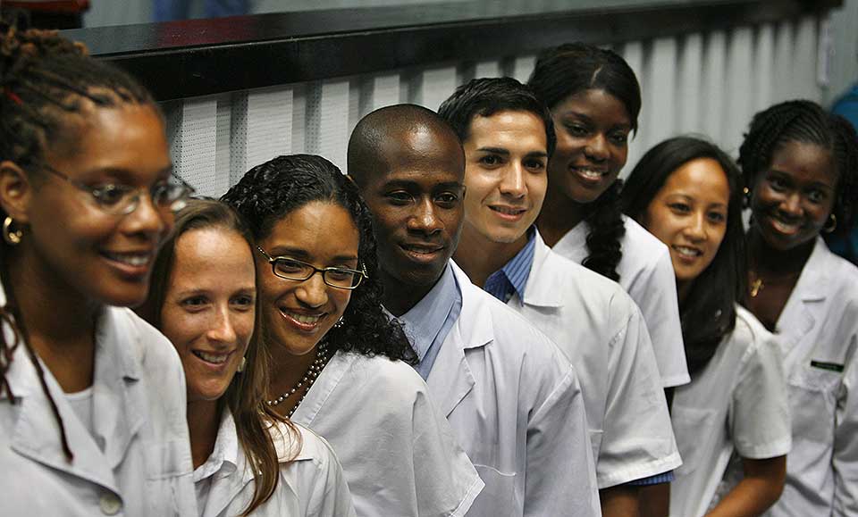 Exportando médicos, no bombas: Escuela Latinoamericana de Medicina de Cuba cumple 25 años