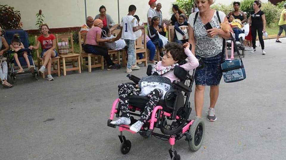 Cuba: Reconocen como empleo el servicio de cuidados para familias de hijos en situación de discapacidad severa